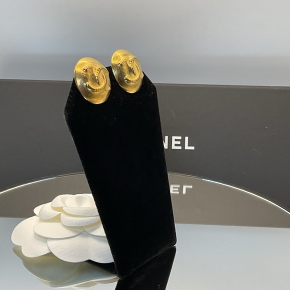 CHANEL Gold Iconic CC Logo Earrings - Picture 7 of 16